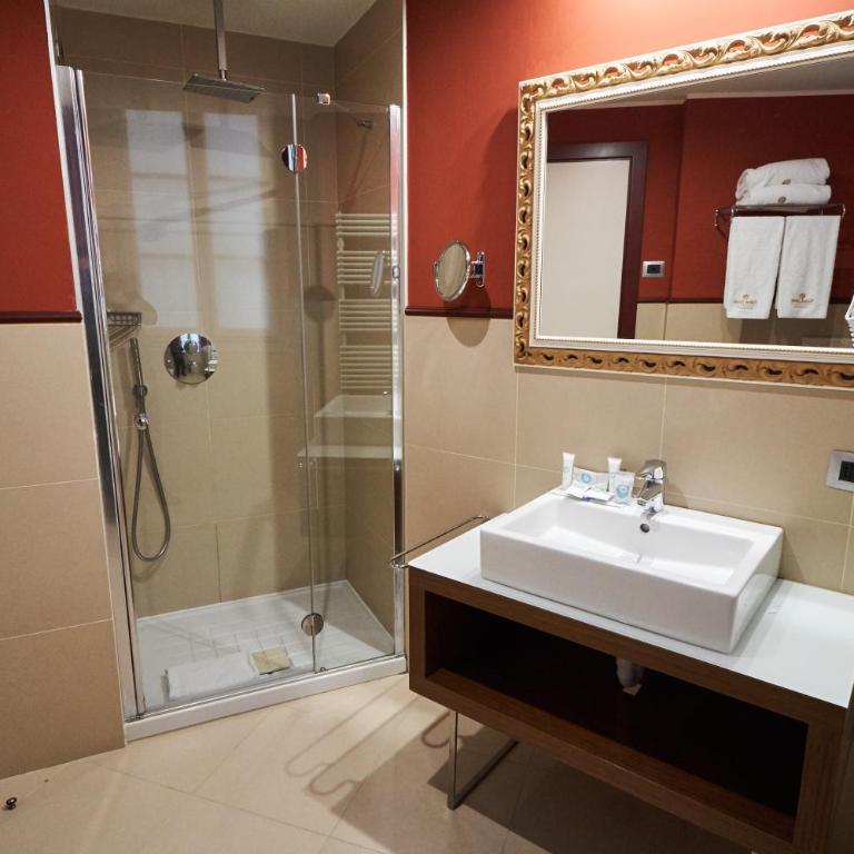 Hotel Centrale Best Western Signature Collection - Standard Queen Room - Non-Smoking - 9