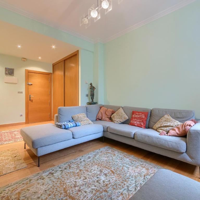 Encanto y Confort en Calle Epalza - Tu Familia en el Corazón de Bilbao - Four-Bedroom Apartment - 1