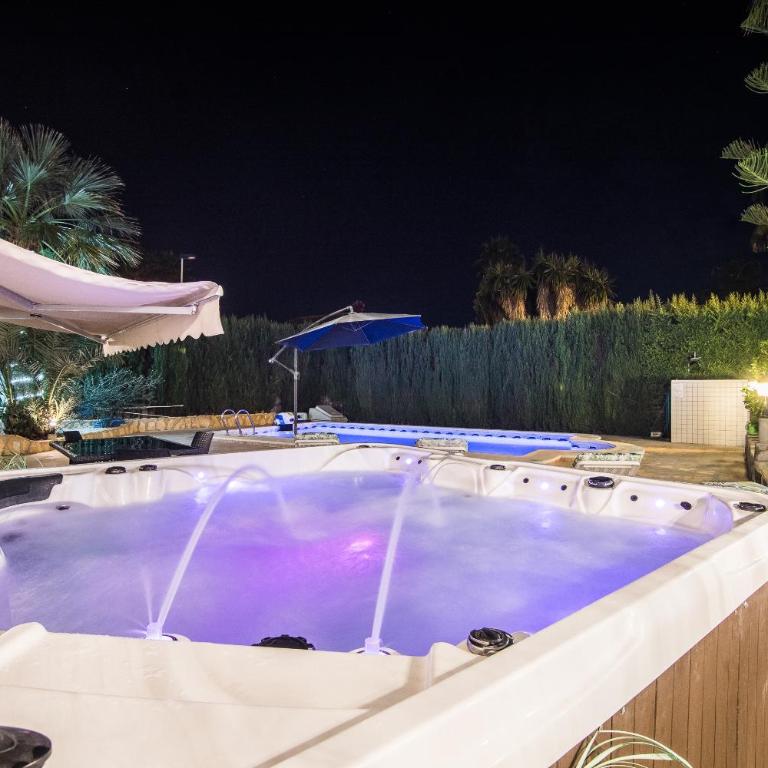 Casa Blanca la Villa Grande - SWIMMING POOL - JACUZZI XXL - BEACH 2,4km - AIRPORT 9 km - CENTER 0,8km - Villa - 5