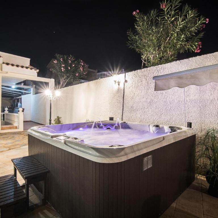 Casa Blanca la Villa Grande - SWIMMING POOL - JACUZZI XXL - BEACH 2,4km - AIRPORT 9 km - CENTER 0,8km - Villa - 4