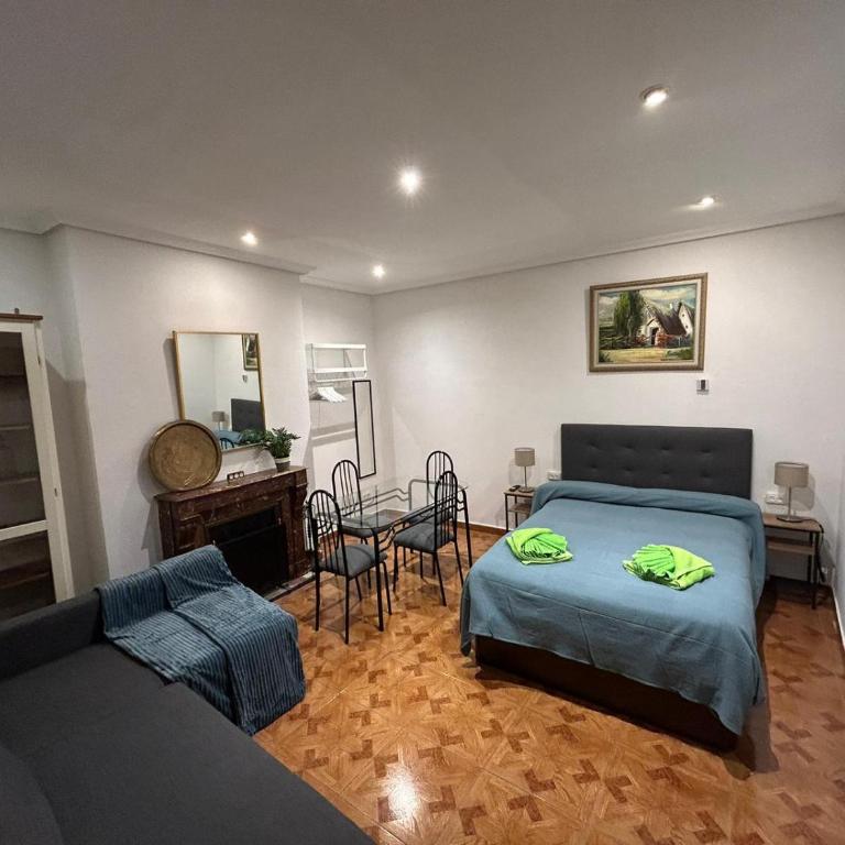 Habitaciones Figueroa - Quadruple Room with Shared Bathroom - 3