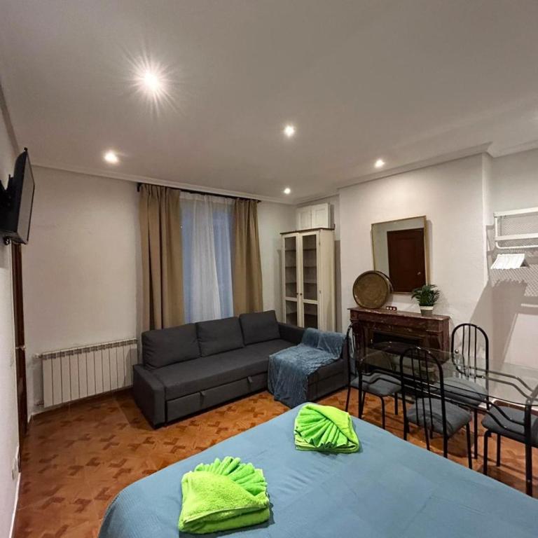Habitaciones Figueroa - Quadruple Room with Shared Bathroom - 2