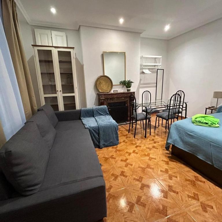 Habitaciones Figueroa - Quadruple Room with Shared Bathroom - 1