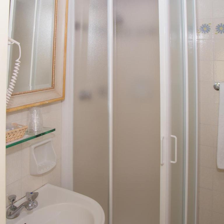 Royal Victoria Hotel - Large Double or Twin Room - 3