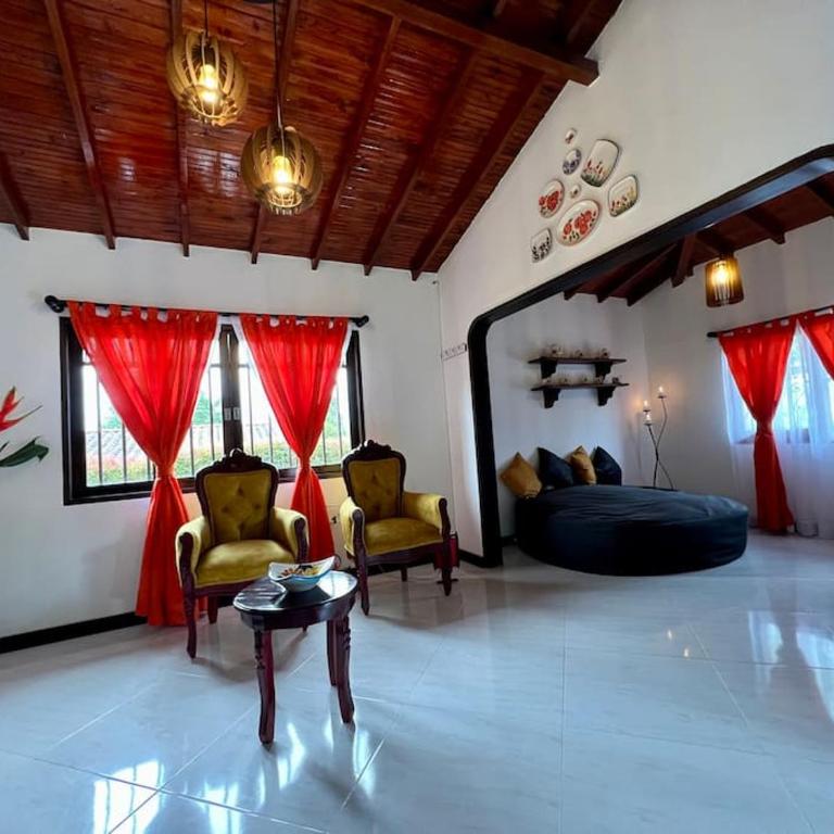 Acogedora casa de campo con excelente ubicación - Chalet - 12