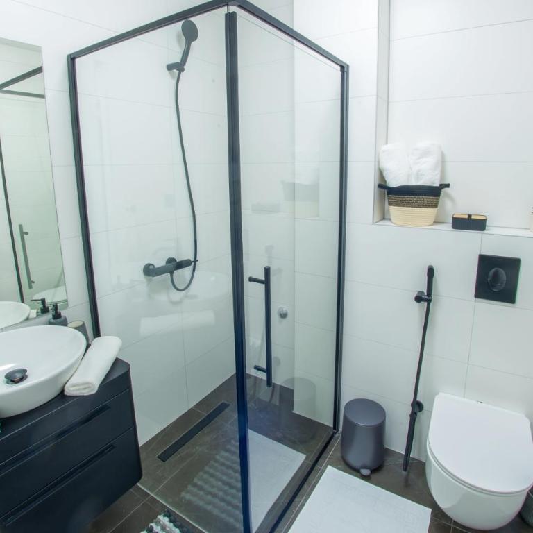 Maxim Apartments - Apartment with Balcony - 6