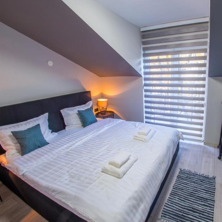 Maxim Apartments - Apartment with Balcony - 10