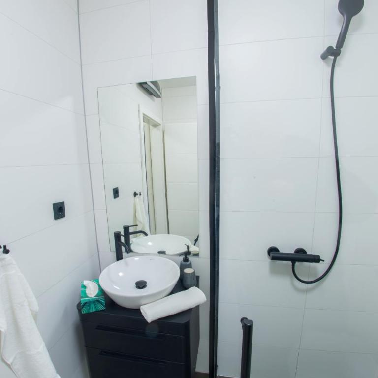 Maxim Apartments - Apartment with Balcony - 30