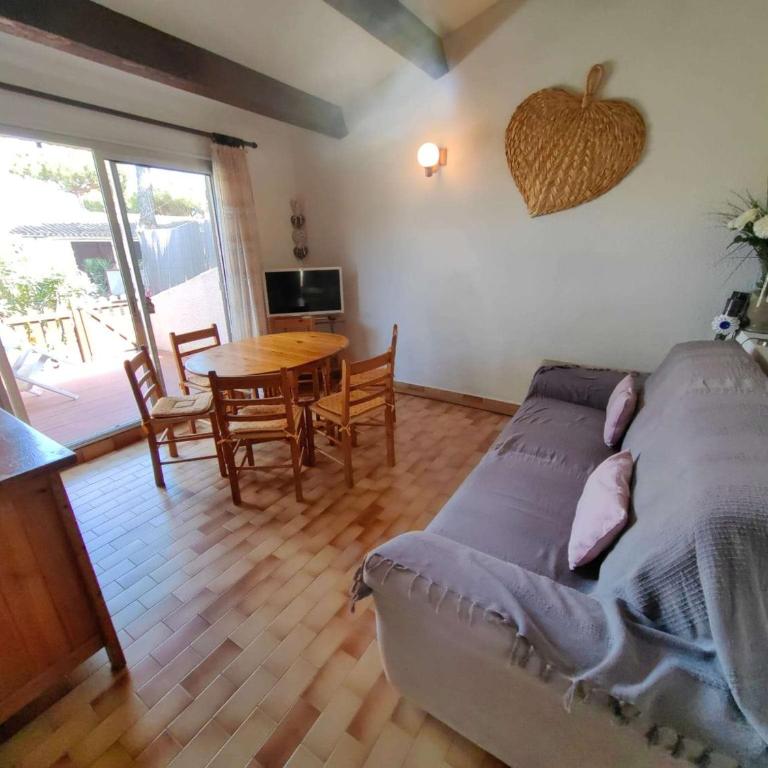Villa mitoyenne climatisée avec piscine et parking pour 6 pers - FR-1-607-123 - Villa - 1