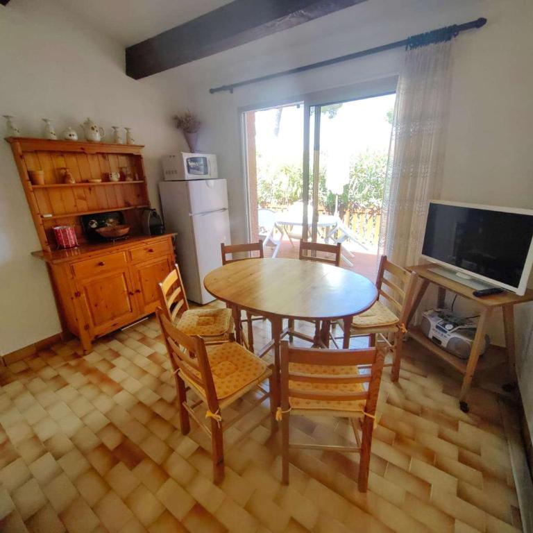 Villa mitoyenne climatisée avec piscine et parking pour 6 pers - FR-1-607-123 - Villa - 7