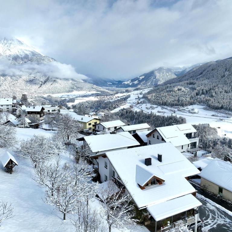 Landhaus Alpenzeit - Apartment mit 3 Schlafzimmern und Dusche - 55