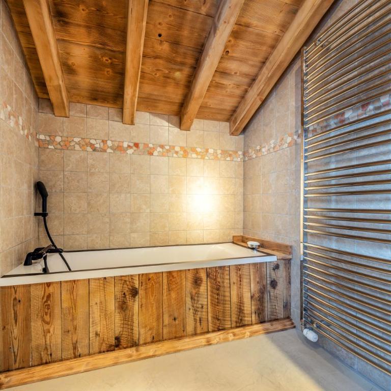 Chalet savoyard d'exception avec piscine chauffée - Chalet - 31