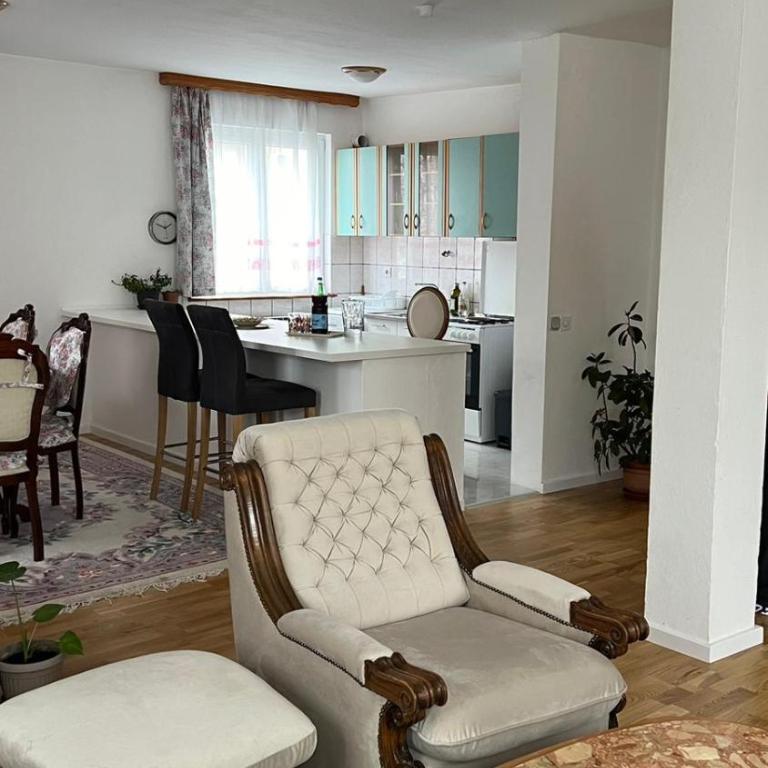 Apartment Comfy Home - Two-Bedroom Apartment with Balcony - 11