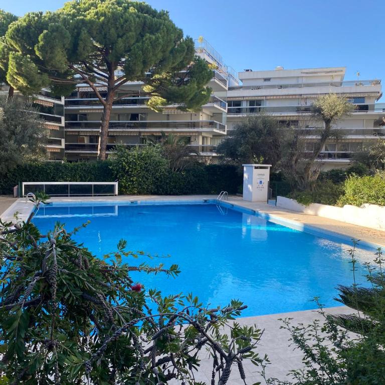 Logement en résidence vacances classe 2 étoiles au bord de mer 4 couchages avec cabine lit superposé et au salon un canapé convertible et piscine à 300 m des transports communs,gare ferroviaire,commerces et plages - Family Studio - 1