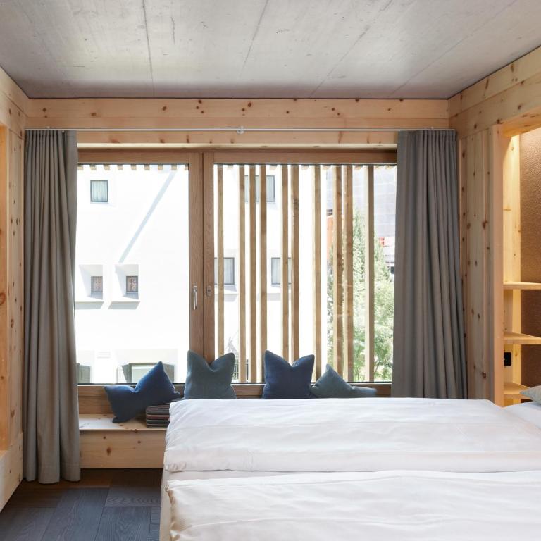Alpine Lodge Chesa al Parc - Apartment mit 3 Schlafzimmern und Balkon - 8
