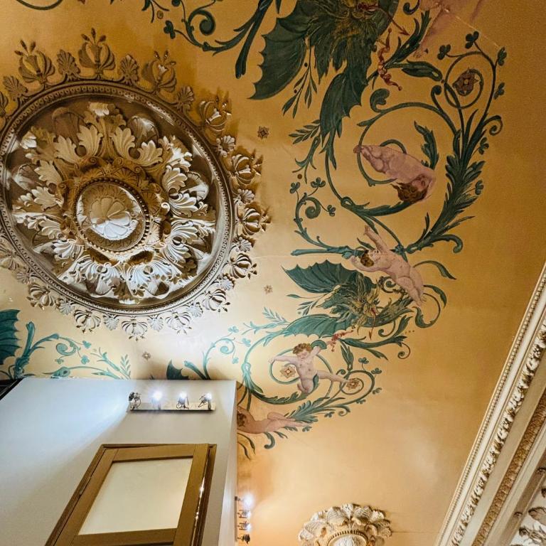 EXCEPTIONNEL !!! VENEZ SEJOURNER DANS LES 3 SUITES D'UN AUTHENTIQUE ANCIEN PALACE DE LA "BELLE EPOQUE" de 1874 !!! UNIQUE !!! - Appartement en Duplex - 24