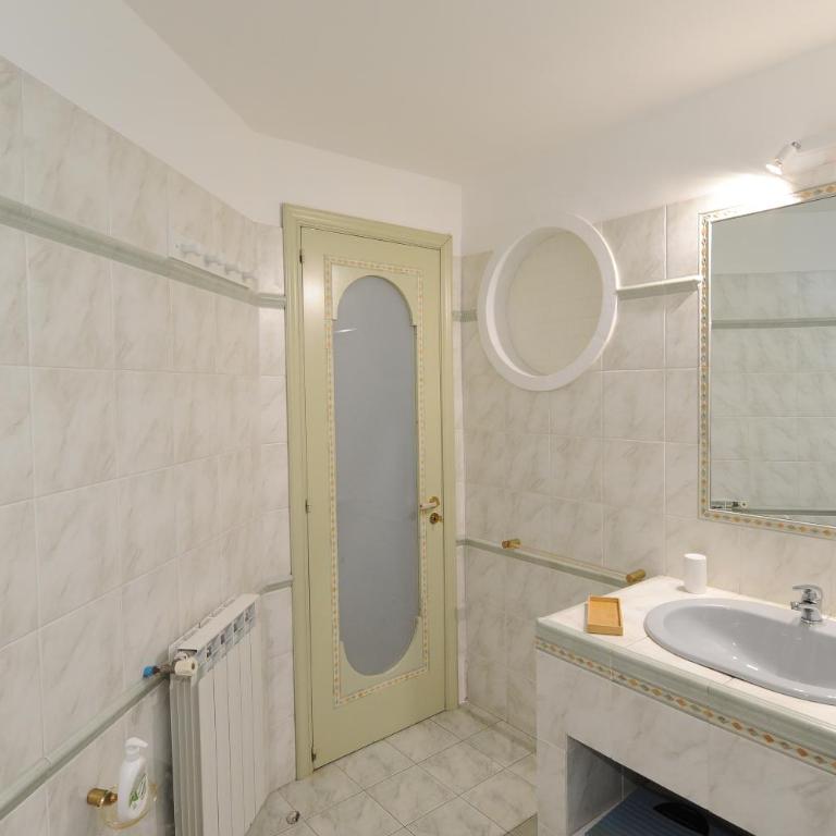 MAMIS - Three-Bedroom House - 13