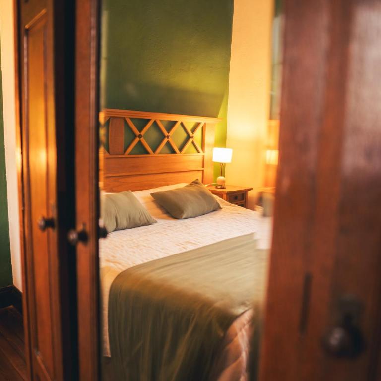 HOSTAL CRUZ CHICA - Deluxe Double Room with Balcony - 1