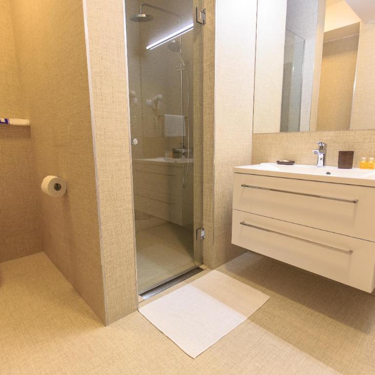 Apartments Kuce Lekovica Beach & snack bar- Bistro - Double Room with Balcony and Sea View - 9