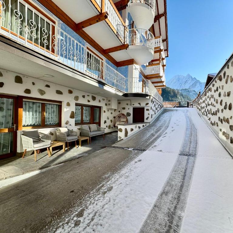 B&B Family Accommodation Canazei BIKE FRIENDLY - Camera Familiare con Bagno Privato - Seminterrato - 7