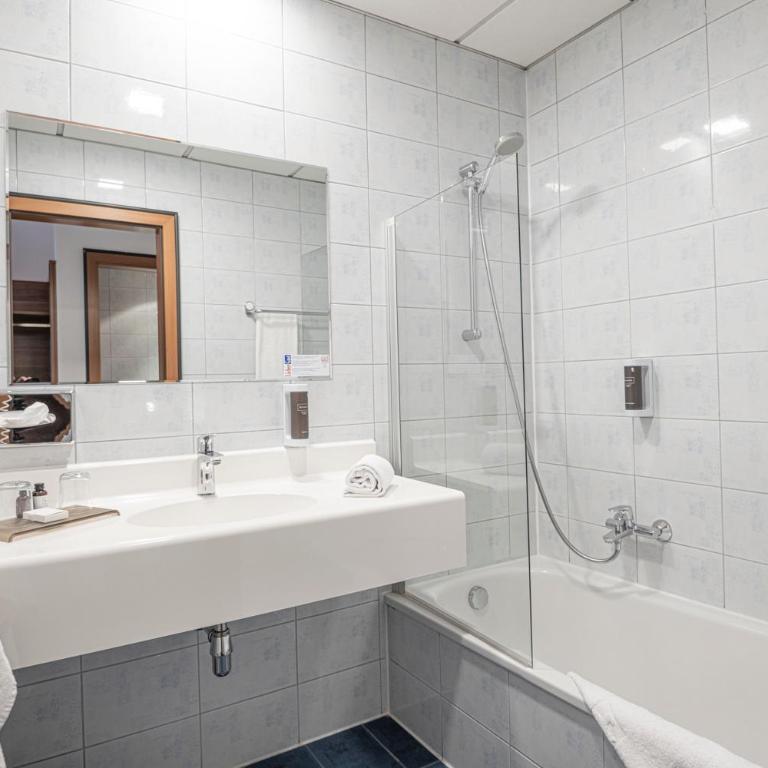Hotel Landskron - Doppelzimmer mit Balkon - 2