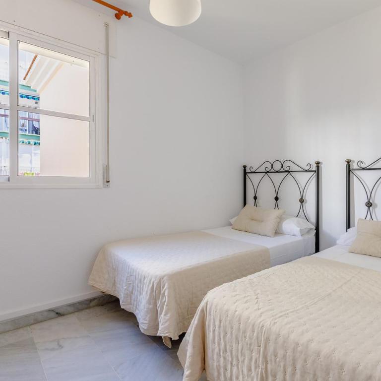 A&N Family Apartment with Pool & Parking Torre del Mar - Three-Bedroom Apartment - 5