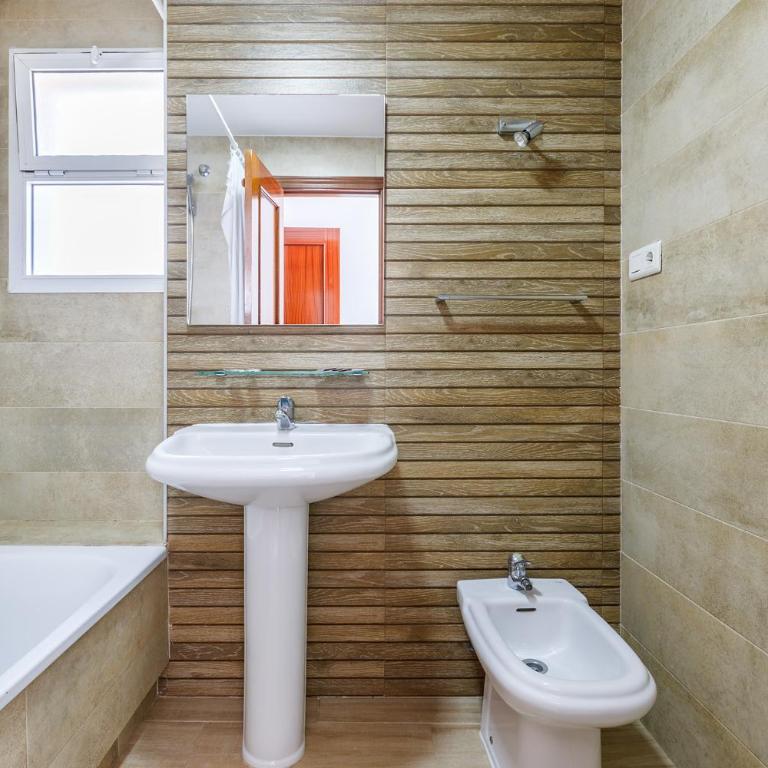 A&N Family Apartment with Pool & Parking Torre del Mar - Three-Bedroom Apartment - 9