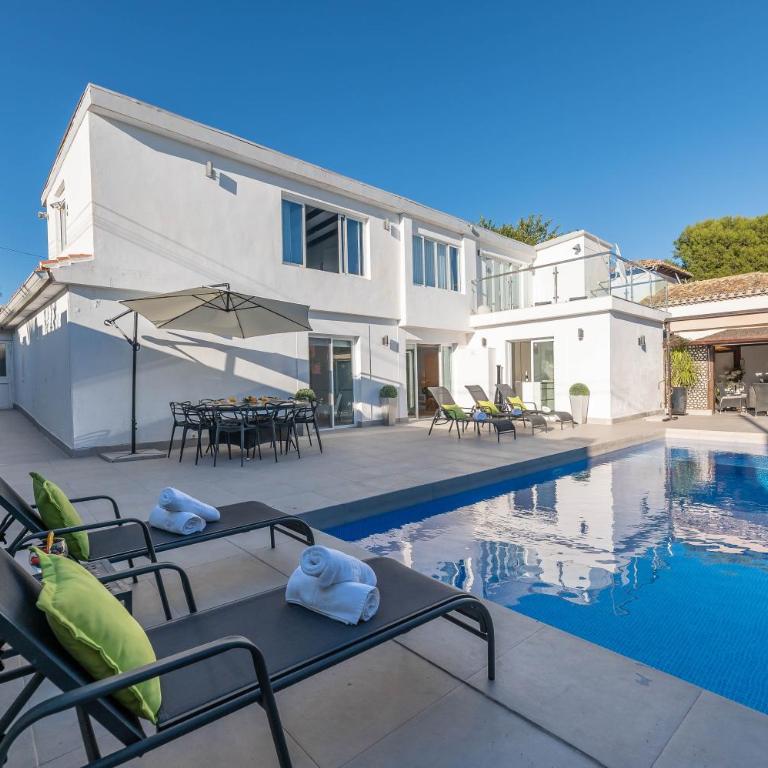 Newly Renovated 4 BDRM Villa w Pool in Top Location - Villa con vistas al mar - 6