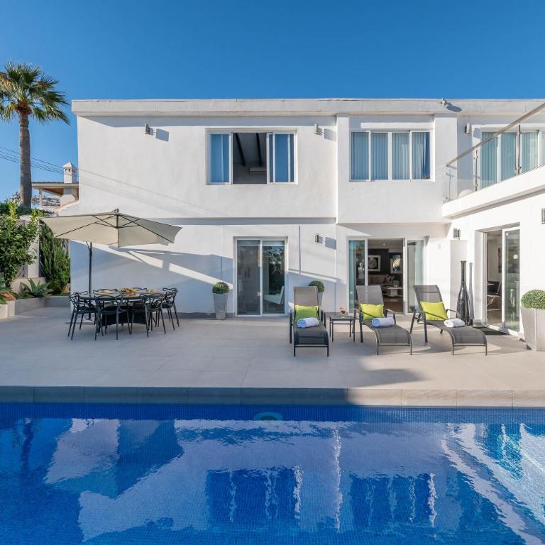 Newly Renovated 4 BDRM Villa w Pool in Top Location - Villa con vistas al mar - 2