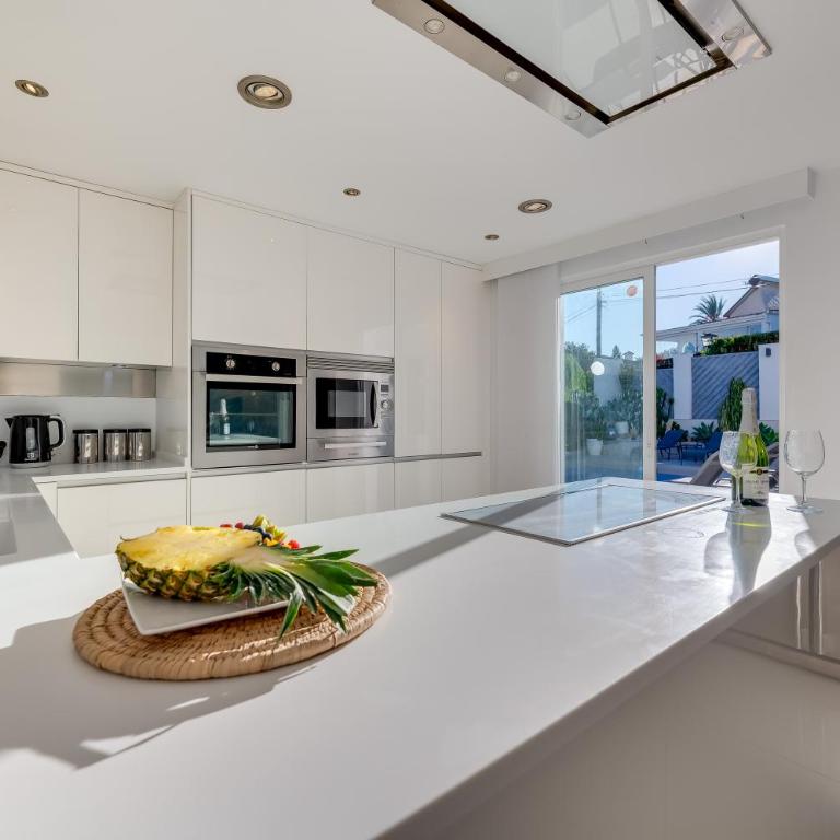 Newly Renovated 4 BDRM Villa w Pool in Top Location - Villa con vistas al mar - 13