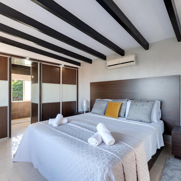 Newly Renovated 4 BDRM Villa w Pool in Top Location - Villa con vistas al mar - 19