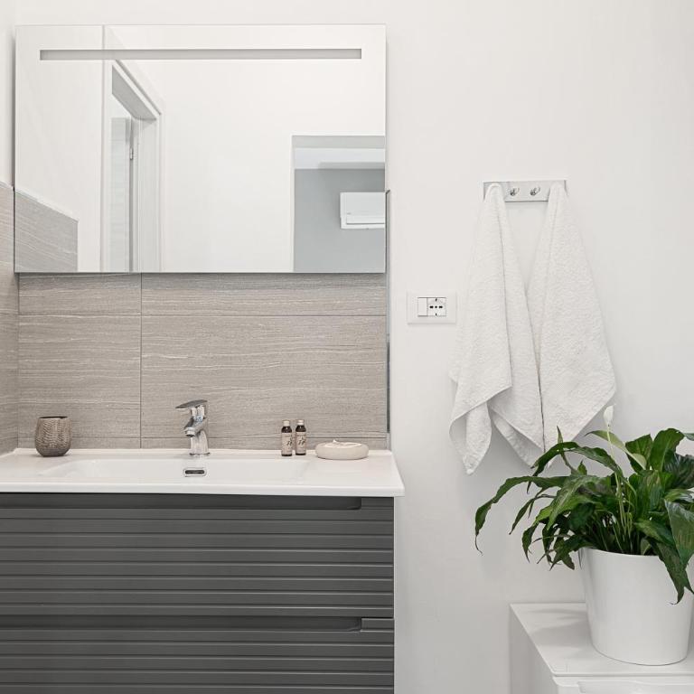 Orizzonte 5 Terre - Via Fiume 44 - Stazione Centrale - King Room with Balcony - 6