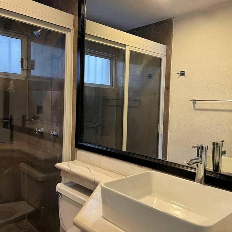 Espacioso, Centrico, Acogedor y Buena Ubicacion - Three-Bedroom Apartment - 9