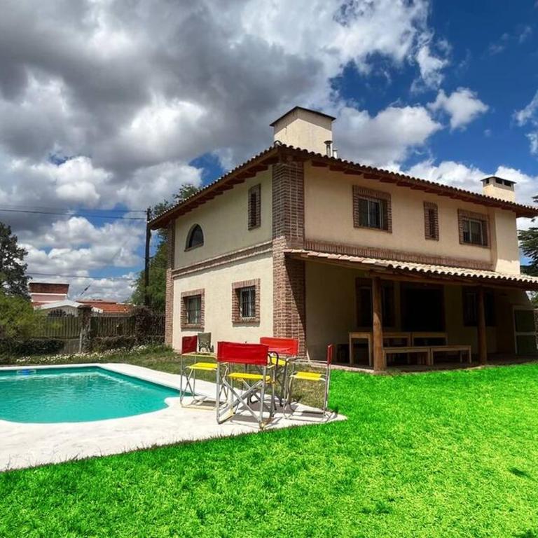 Cosquín Casa a metros del río con pileta - Hasta 12 personas - Casa de 4 dormitorios - 1