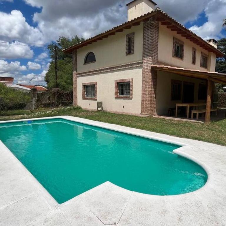 Cosquín Casa a metros del río con pileta - Hasta 12 personas - Casa de 4 dormitorios - 38