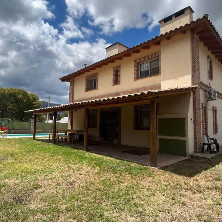 Cosquín Casa a metros del río con pileta - Hasta 12 personas - Casa de 4 dormitorios - 44
