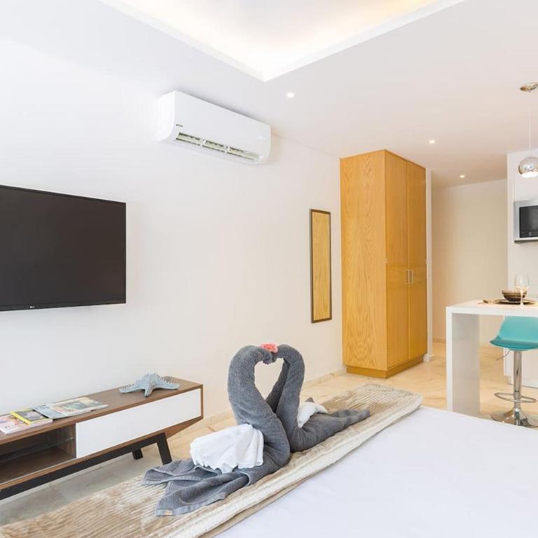 Infinity Suites - Deluxe King Suite - 11