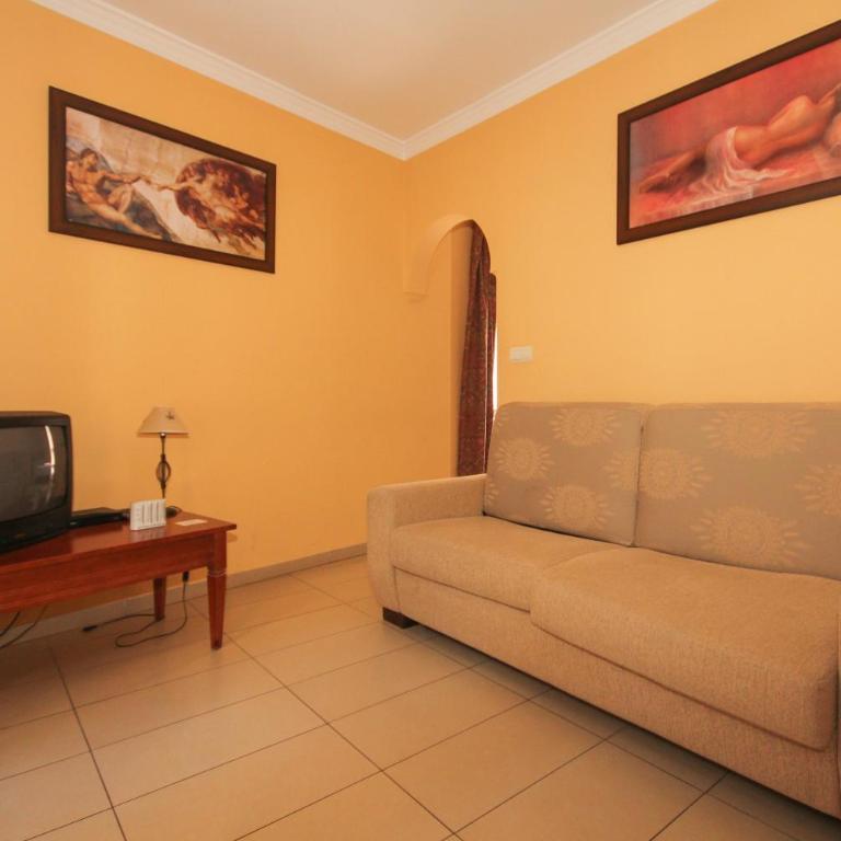 Hostal Costa Azul - Family Room with Balcony - 6