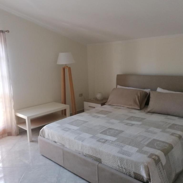 Rara Domus B&B - Camera Tripla con Bagno Privato Esterno - 5