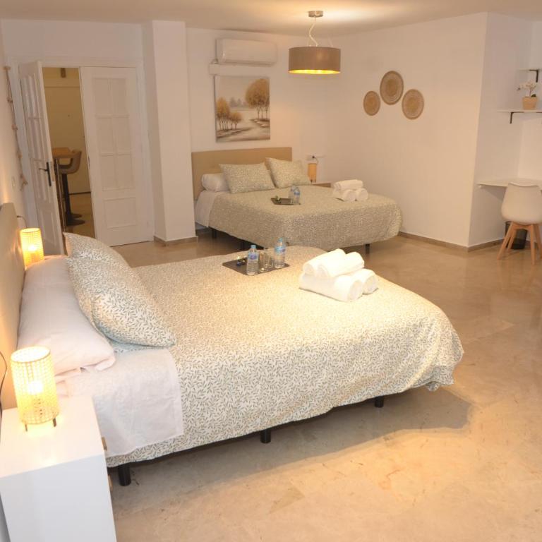 Alojamiento Azahara - Habitación Triple con baño compartido - 1