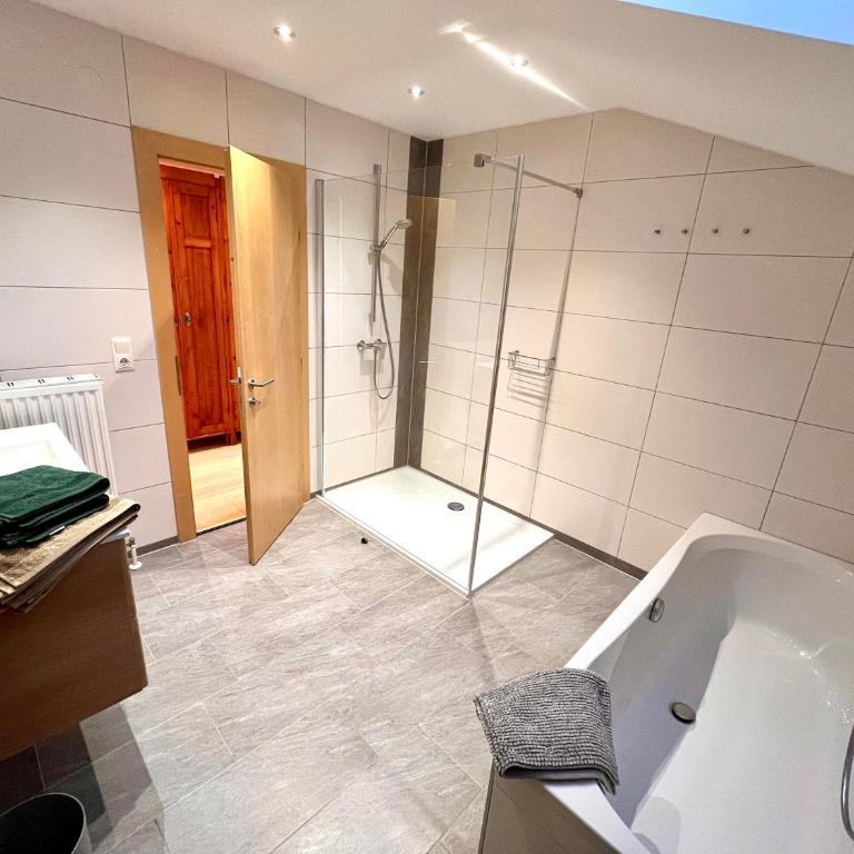 Landhaus Alpenzeit - Apartment mit 3 Schlafzimmern und Dusche - 22