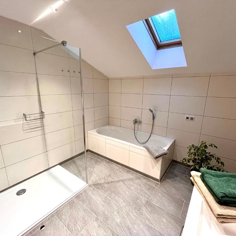 Landhaus Alpenzeit - Apartment mit 3 Schlafzimmern und Dusche - 23