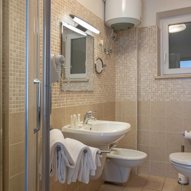 V Hotel - Camera Familiare con Bagno Privato - 10