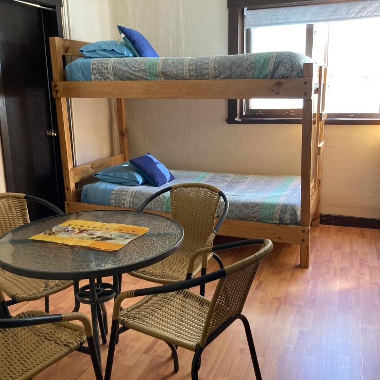 Hostal Newen Osorno - Habitación Familiar con baño privado - 2