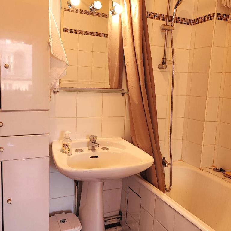 Studio COSY et SPACIEUX AVEC EMPLACEMENT IDEAL - Appartement 1 Chambre - 11