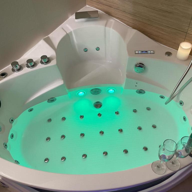 Nice Renting - FRANCE - Luxury Suite Palace Love Jacuzzi - Few meters from Sea - Appartement 1 Chambre - 2