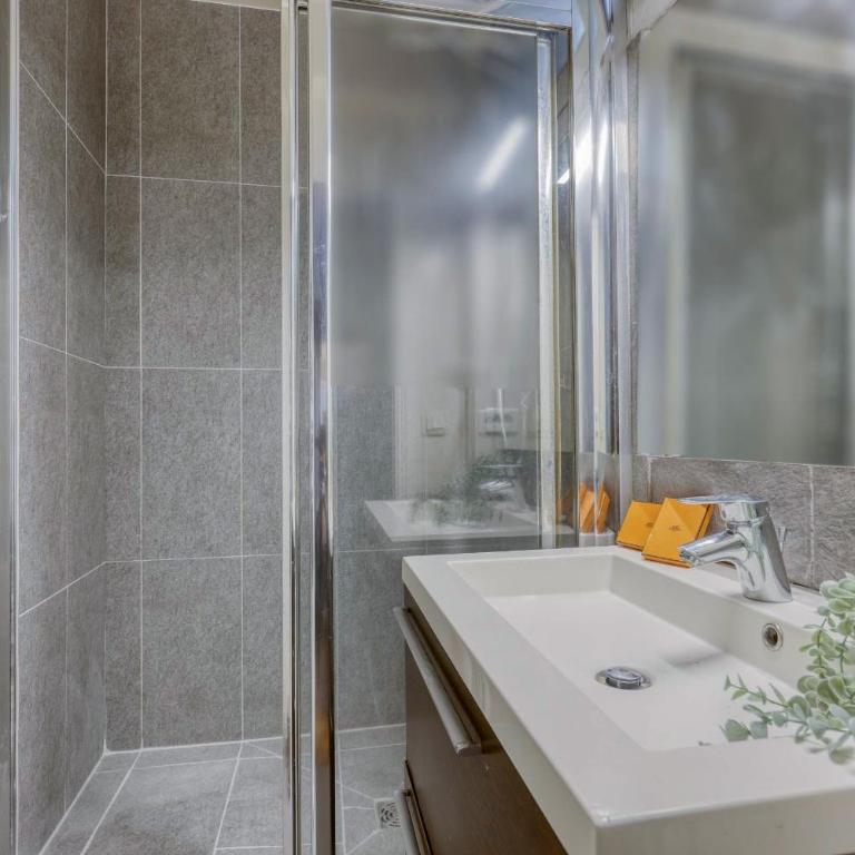 Spacious & lovely flat-Up to 10 guests-Paris 10 - Appartement Supérieur - 12