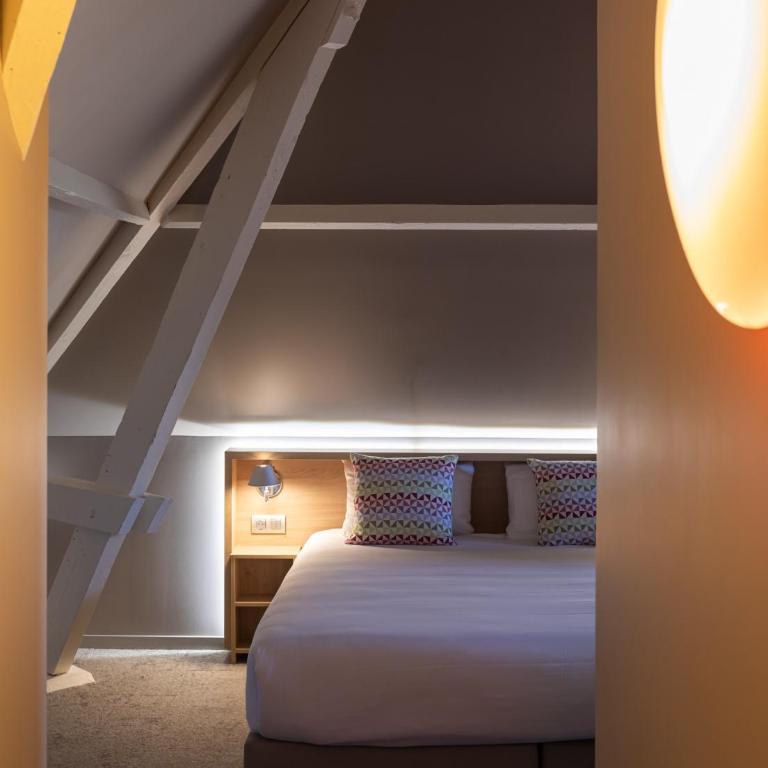 Campanile PRIME - Caen Centre Gare - Chambre Familiale avec 1 Lit King-Size et 2 Lits Simples - 2