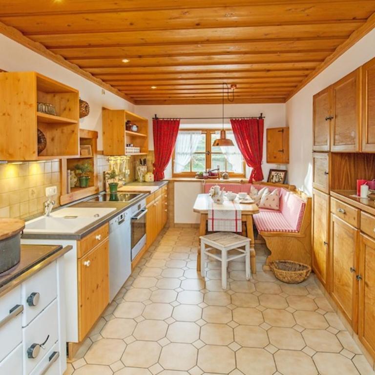 Gästehaus Menkenbauer inkl. Chiemgaukarte - Haus mit 5 Schlafzimmern - 4