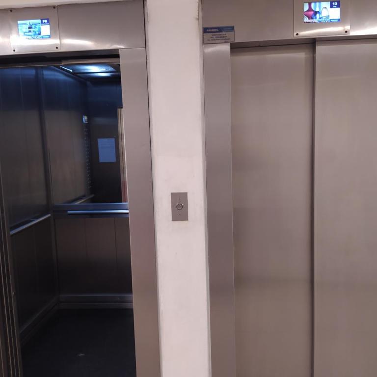 Costanera 3 dormitorios 2 cocheras estamos a 800 metros del centro - Apartamento de 3 dormitorios - 52